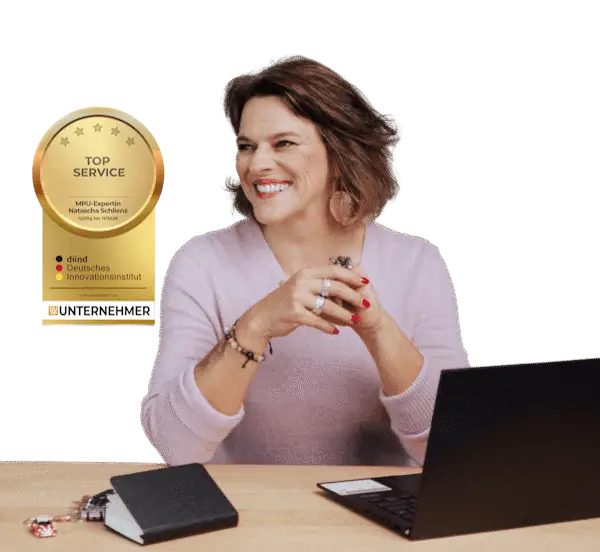 Natascha Schlienz, Diplom-Psychologin und ehemalige MPU-Gutachterin, am Schreibtisch, daneben das Siegel „TOP SERVICE“ des Deutschen Innovationsinstituts (diind)